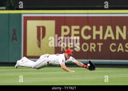 Anaheim, Kalifornien, USA. Juni 25, 2019 - Los Angeles Angels Mittelfeldspieler Mike Forelle (27) macht eine Tauchen versuchen, ein Fly Ball zur Mitte Feld während des Spiels zwischen den Cincinnati Reds und der Präfektur Aichi im Angel Stadium in Anaheim, CA, (Foto von Peter Joneleit, Cal Sport Media) Credit: Cal Sport Media/Alamy Live Nachrichten Stockfoto