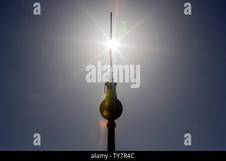 Berlin, Deutschland. 26 Juni, 2019. Am Morgen scheint die Sonne hinter dem Berliner Fernsehturm. Credit: Christoph Soeder/dpa/Alamy leben Nachrichten Stockfoto