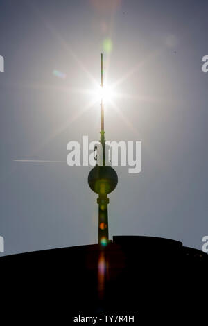 Berlin, Deutschland. 26 Juni, 2019. Am Morgen scheint die Sonne hinter dem Berliner Fernsehturm. Credit: Christoph Soeder/dpa/Alamy leben Nachrichten Stockfoto