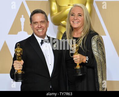 Filmemacher Lee Unkrich (L) und Darla K. Anderson, Gewinner des Award für den besten Animationsfilm für 'Coco' erscheinen Backstage mit ihren Oscars während der 90. jährlichen Academy Awards im Loews Hotel Hollywood in Hollywood" in Los Angeles am 4. März 2018. Foto von Jim Ruymen/UPI Stockfoto