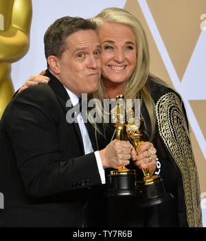 Filmemacher Lee Unkrich (L) und Darla K. Anderson, Gewinner des Award für den besten Animationsfilm für 'Coco' erscheinen Backstage mit ihren Oscars während der 90. jährlichen Academy Awards im Loews Hotel Hollywood in Hollywood" in Los Angeles am 4. März 2018. Foto von Jim Ruymen/UPI Stockfoto