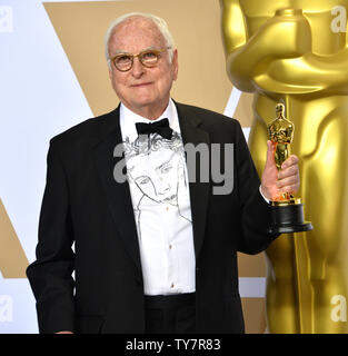 Schriftsteller James Ivory, Gewinner des Award für Bestes Adaptiertes Drehbuch für "Rufen Sie mich an, indem Sie Name,' erscheint Backstage mit seinem Oscar während der 90. jährlichen Academy Awards im Loews Hotel Hollywood in Hollywood" in Los Angeles am 4. März 2018. Foto von Jim Ruymen/UPI Stockfoto