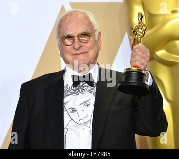 Schriftsteller James Ivory, Gewinner des Award für Bestes Adaptiertes Drehbuch für "Rufen Sie mich an, indem Sie Name,' erscheint Backstage mit seinem Oscar während der 90. jährlichen Academy Awards im Loews Hotel Hollywood in Hollywood" in Los Angeles am 4. März 2018. Foto von Jim Ruymen/UPI Stockfoto