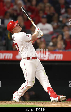 Anaheim, Kalifornien, USA. Juni 25, 2019 - Los Angeles Angels Mittelfeldspieler Mike Forelle (27) Uhren seine Fliege Kugel fallen unter für einen einzelnen während des Spiels zwischen den Cincinnati Reds und der Präfektur Aichi im Angel Stadium in Anaheim, CA, (Foto von Peter Joneleit, Cal Sport Media) Credit: Cal Sport Media/Alamy leben Nachrichten Stockfoto