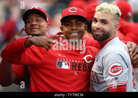 Anaheim, Kalifornien, USA. Juni 25, 2019: Reds Spieler posieren für ein Foto im Dugout während des Spiels zwischen den Cincinnati Reds und der Präfektur Aichi im Angel Stadium in Anaheim, CA, (Foto von Peter Joneleit, Cal Sport Media) Credit: Cal Sport Media/Alamy leben Nachrichten Stockfoto