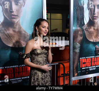 Warf Mitglied Alicia Vikander besucht die Premiere des Motion Picture 'Tomb Raider' an der TCL Chinese Theatre in Hollywood" in Los Angeles am 12. März 2018. Story: Lara Croft, die ihre Unabhängigkeit Tochter eines fehlenden Abenteurer, muss sich Push jenseits ihrer Grenzen, wenn Sie sich auf der Insel, wo ihr Vater verschwunden. Foto von Jim Ruymen/UPI Stockfoto