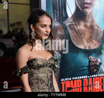 Warf Mitglied Alicia Vikander besucht die Premiere des Motion Picture 'Tomb Raider' an der TCL Chinese Theatre in Hollywood" in Los Angeles am 12. März 2018. Story: Lara Croft, die ihre Unabhängigkeit Tochter eines fehlenden Abenteurer, muss sich Push jenseits ihrer Grenzen, wenn Sie sich auf der Insel, wo ihr Vater verschwunden. Foto von Jim Ruymen/UPI Stockfoto