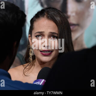 Warf Mitglied Alicia Vikander besucht die Premiere des Motion Picture 'Tomb Raider' an der TCL Chinese Theatre in Hollywood" in Los Angeles am 12. März 2018. Story: Lara Croft, die ihre Unabhängigkeit Tochter eines fehlenden Abenteurer, muss sich Push jenseits ihrer Grenzen, wenn Sie sich auf der Insel, wo ihr Vater verschwunden. Foto von Jim Ruymen/UPI Stockfoto