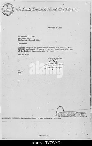 Brief an Curtis C. Flut von Bing Devine, General Manager der St. Louis Cardinals anmeldenden Flut, seinen Vertrag in Philadelphia zugewiesen wurde; Umfang und Inhalt: Dieses Dokument ist im Fall von Curtis C. Flut, Klage eingereicht, gegen Bowie K. Kuhn, Kommissar des Baseball, Charles S. Feeney, Präsident der Nationalen Liga, Joseph E. Cronin, Präsident der American League und Zwanzig - vier professionellen Baseball Mannschaften. Stockfoto