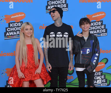 Travis Barker (C) und seine Tochter Alabama Luella Barker (L) und Sohn Landon Asher Barker kommen für die 31. jährliche Nickelodeon Kids' Choice Awards im Forum in Inglewood, Kalifornien am 24. März 2018. Foto von Jim Ruymen/UPI Stockfoto