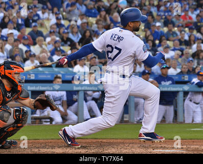 Los Angeles Dodgers outfielder Matt Kemp verbindet mit einem einzigen in der Unterseite von der 9. gegen die San Francisco Giants im Dodger Stadium in Los Angeles am 29. März 2018. Die Riesen besiegt die Schwindler 1-0. Foto von Jim Ruymen Stockfoto