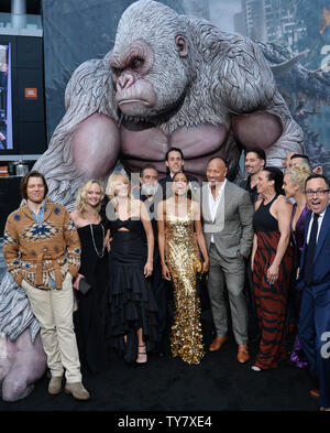 Darsteller von links Jake Lacy, Marley Shelton, Malin Akerman, Jeffrey Dean Morgan, Jason Liles, Naomie Harris, Dwayne Johnson und Joe Manganiello Besuchen die Premiere des sci-fi-film 'Rampage', die in den Microsoft Theater in der Innenstadt von Los Angeles am 4. April 2018. Handlung: Der Film folgt einem primatologen Wer muss team-up mit George, ein Albino Gorilla, der in ein reißendes Tier von enormer Größe dreht nach einem rogue Experiment, um eine Invasion der Monster zu stoppen. Foto von Jim Ruymen/UPI Stockfoto