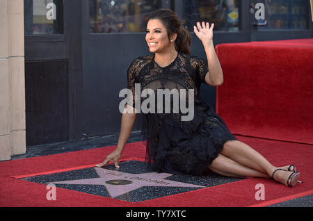 Schauspielerin und Aktivistin Eva Longoria erhält die 2.634 th Stern auf dem Hollywood Walk of Fame während einer Zeremonie in Los Angeles, Kalifornien am 16. April 2018. Foto von Christine Kauen/UPI Stockfoto