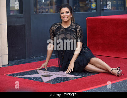 Schauspielerin und Aktivistin Eva Longoria erhält die 2.634 th Stern auf dem Hollywood Walk of Fame während einer Zeremonie in Los Angeles, Kalifornien am 16. April 2018. Foto von Christine Kauen/UPI Stockfoto