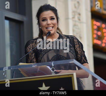 Schauspielerin und Aktivistin Eva Longoria erhält die 2.634 th Stern auf dem Hollywood Walk of Fame während einer Zeremonie in Los Angeles, Kalifornien am 16. April 2018. Foto von Christine Kauen/UPI Stockfoto