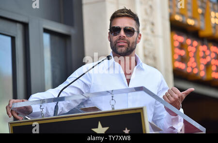 Ricky Martin spricht bei der Star-enthüllungsfeier für Eva Longoria als Longoria wird mit den 2.634 th Stern auf dem Hollywood Walk of Fame geehrt in Los Angeles, Kalifornien am 16. April 2018. Foto von Christine Kauen/UPI Stockfoto