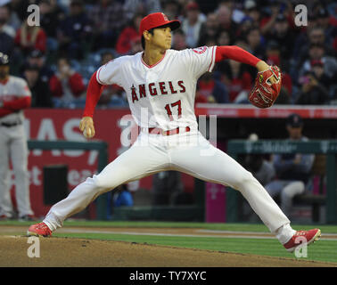 Los Angeles Engel Shohei Ohtani Plätze im ersten Inning gegen die Boston Red Sox an Angel Stadium in Anaheim, Kalifornien, am 17. April 2018. Foto von Lori Shepler/UPI Stockfoto