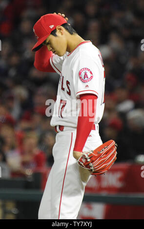 Los Angeles Engel Shohei Ohtani lädt die Grundlagen im 2. Inning gegen die Boston Red Sox an Angel Stadium in Anaheim, Kalifornien, am 17. April 2018. Foto von Lori Shepler/UPI Stockfoto