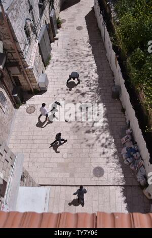 Horde Kinder spielen Fußball auf der Straße der alten Jerusalem, Israel. Stockfoto