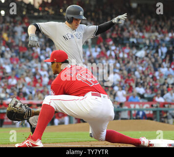 New York Yankees' Neil Walker ist sicher auf den ersten Basis als Werfen ist zu spät, Los Angeles Engel 'Jefry Marte im zweiten Inning im Angel Stadium in Anaheim, Kalifornien, am 28. April 2018. Foto von Lori Shepler/UPI Stockfoto