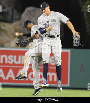 New York Yankees Aaron Hicks und Aaron Richter am Ende der Partie gegen die Los Angeles Angels im Angel Stadium in Anaheim, Kalifornien, feiern am 28. April 2018. Die Yankees gewann 11 zu 1. Foto von Lori Shepler/UPI Stockfoto