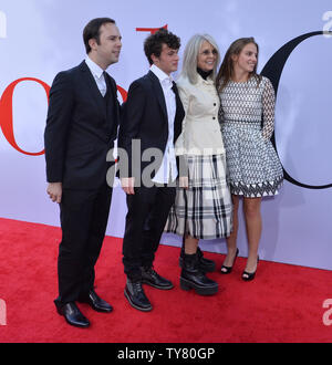 Warf Mitglied Diane Keaton (C) und ihre Söhne Dexter Keaton, Herzog Keaton und ein Gast (L-R) die Premiere der Komödie "Book Club" im Regency Dorf Theater im Westwood Abschnitt von Los Angeles am 6. Mai 2018 teilnehmen. Handlung: Vier Freunde haben ihr Leben für immer nach dem Lesen 50 Schattierungen von Grau in ihren monatlichen Book Club geändert. Foto von Jim Ruymen/UPI Stockfoto