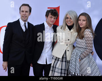 Warf Mitglied Diane Keaton (C) und ihre Söhne Dexter Keaton, Herzog Keaton und ein Gast (L-R) die Premiere der Komödie "Book Club" im Regency Dorf Theater im Westwood Abschnitt von Los Angeles am 6. Mai 2018 teilnehmen. Handlung: Vier Freunde haben ihr Leben für immer nach dem Lesen 50 Schattierungen von Grau in ihren monatlichen Book Club geändert. Foto von Jim Ruymen/UPI Stockfoto