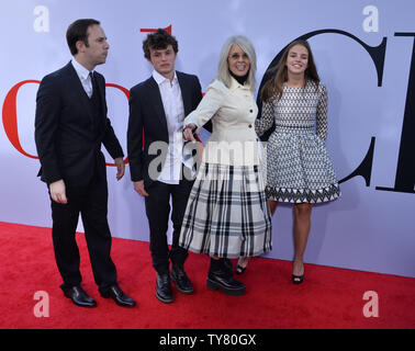 Warf Mitglied Diane Keaton (C) und ihre Söhne Dexter Keaton, Herzog Keaton und ein Gast (L-R) die Premiere der Komödie "Book Club" im Regency Dorf Theater im Westwood Abschnitt von Los Angeles am 6. Mai 2018 teilnehmen. Handlung: Vier Freunde haben ihr Leben für immer nach dem Lesen 50 Schattierungen von Grau in ihren monatlichen Book Club geändert. Foto von Jim Ruymen/UPI Stockfoto