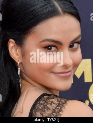 Schauspielerin Camila Mendes sorgt sich die MTV-Film & TV Auszeichnungen bei den Barker Hangar in Santa Monica, Kalifornien am 16. Juni 2018. Es wird der 27. Ausgabe des Awards werden, und der zweite, um gemeinsam Filme und Fernsehen ehren. Die Show wird Band am Samstag, den 16. Juni, am Montag, den 18. Juni. Foto von Jim Ruymen/UPI Stockfoto