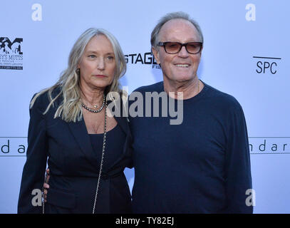 Cast Mitglied Peter Fonda und seine Frau Margaret DeVogelaere Besuchen die Premiere der motion picture dramatische Komödie 'Grenzen' an der Egyptian Theatre in Hollywood" in Los Angeles, die am 19. Juni 2018. Der Film erzählt die Geschichte von Laura und ihrem Sohn Henry, der gezwungen, ihrem entfremdeten Pflege zu fahren - kostenlose Topf Umgang Vater über Land, nachdem er aus noch ein Pflegeheim getreten sind. Foto von Jim Ruymen/UPI Stockfoto