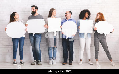 Gruppe von Menschen chatten mit Sprechblasen Stockfoto