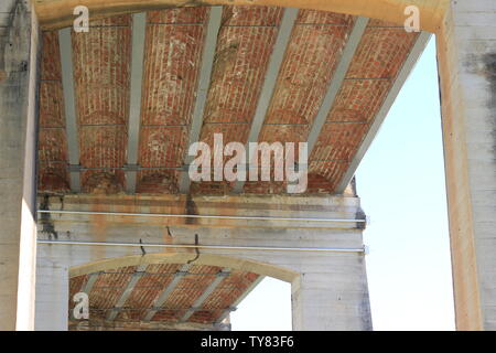 Unter alten Grafton Brücke Ziegelsteinarbeiten und Stützen Stockfoto