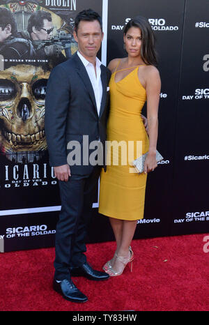 Warf Mitglied Jeffrey Donovan und seine Frau Michelle Holz nehmen an der Premiere des Motion picture Krimi icario: Tag der Soldado' im Westwood Village Theater in Los Angeles am 26. Juni 2018. Die Geschichte folgt den eskalierenden Krieg gegen Drogen an der US-mexikanischen Grenze wie die Kartelle Menschenhandel Terroristen über die US-Grenze begonnen haben. Der Krieg kämpfen, federal agent Matt Graver re-Teams mit der mercurial Alejandro. Foto von Jim Ruymen/UPI Stockfoto