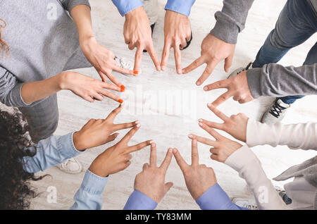 Gruppe der Hände sichtbar Frieden hand Zeichen, Ansicht von oben Stockfoto