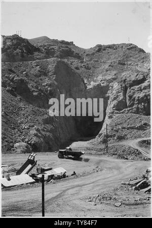 Auf der Suche nach in die Baugrube für Arizona Abflußkanal.; Umfang und Inhalt: Foto aus Band 2 einer Reihe von Fotoalben dokumentiert den Bau des Hoover Dam, Boulder City, Nevada. Stockfoto