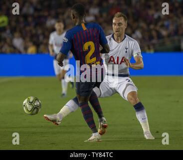 Barcelona defender Nelson Semedo (2) blockiert den Weg der Tottenham Hotspur der Mittelfeldspieler Christian Eriksen (23) während der ersten Hälfte ihrer Internationalen Champions Cup Match im Rose Bowl in Pasadena, Kalifornien am 28. Juli 2018. Barcelona beat Tottenham Hotspur 5-3 im Elfmeterschießen. Foto von Michael Goulding/UPI Stockfoto