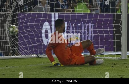 Tottenham Hotspur des Torwarts Michel Vorm (13) Vermisst ein strafstoss während der Internationalen Champions Cup Match im Rose Bowl in Pasadena, Kalifornien am 28. Juli 2018. Barcelona beat Tottenham Hotspur 5-3 im Elfmeterschießen. Foto von Michael Goulding/UPI Stockfoto