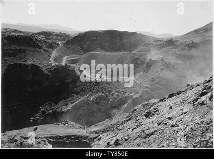 Suche in Arizona abflußkanal Becken aus hohen Seilbahn Landebahn auf der Nevada Seite. Hinweis Seilbahn Landebahn am Elevation 1360 über Arizona abflußkanal Ausgrabung. Aushub für Arizona abflußkanal Einlaß Türme am Rand der Schlucht gesehen.; Umfang und Inhalt: Foto aus Band 2 einer Reihe von Fotoalben dokumentiert den Bau des Hoover Dam, Boulder City, Nevada. Stockfoto
