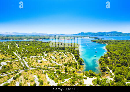 Kroatische Adriaküste, schöne Landschaft in Sibenik Kanal, alte Landwirtschaft Felder und Turquoise Bay mit Yachten und Boote, Luftaufnahme Stockfoto