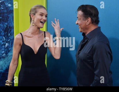 Englische Schauspielerin und Modell Rosie Huntington-Whiteley und Schauspieler Sylvester Stallone vermischen sich bei der Premiere der Sci-fi-motion picture Thriller "Meg" bei TCL Chinese Theatre in Hollywood" in Los Angeles am 6. August 2018. Handlung: Nach der Flucht ein Angriff durch das, was er behauptet, ein 70-Fuß-Shark, Jonas Taylor muss seine Ängste, die in einem versunkenen Tauchpumpe gefangen zu speichern konfrontieren. Foto von Jim Ruymen/UPI Stockfoto