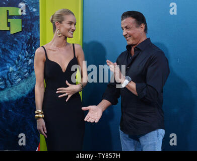 Englische Schauspielerin und Modell Rosie Huntington-Whiteley und Schauspieler Sylvester Stallone vermischen sich bei der Premiere der Sci-fi-motion picture Thriller "Meg" bei TCL Chinese Theatre in Hollywood" in Los Angeles am 6. August 2018. Handlung: Nach der Flucht ein Angriff durch das, was er behauptet, ein 70-Fuß-Shark, Jonas Taylor muss seine Ängste, die in einem versunkenen Tauchpumpe gefangen zu speichern konfrontieren. Foto von Jim Ruymen/UPI Stockfoto