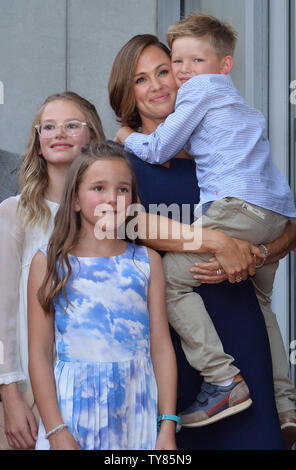 Schauspielerin Jennifer Garner ist durch ihre Kinder Violet Affleck, Seraphina Rose Elizabeth Affleck und Samuel Garner Affleck (L-R) während einer enthüllungsfeier Ihre Ehrung mit dem 2.641 st Stern auf dem Hollywood Walk of Fame in Los Angeles am 20. August 2018. Foto von Jim Ruymen/UPI Stockfoto