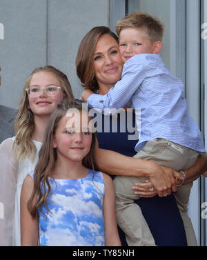 Schauspielerin Jennifer Garner ist durch ihre Kinder Violet Affleck, Seraphina Rose Elizabeth Affleck und Samuel Garner Affleck (L-R) während einer enthüllungsfeier Ihre Ehrung mit dem 2.641 st Stern auf dem Hollywood Walk of Fame in Los Angeles am 20. August 2018. Foto von Jim Ruymen/UPI Stockfoto