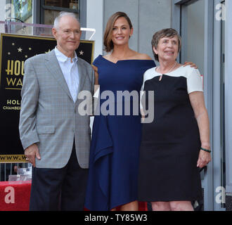 Schauspielerin Jennifer Garner (C) wird durch Vater William John Garner beigetreten und Mutter Patricia Ann Speicher während einer enthüllungsfeier Ihre Ehrung mit dem 2.641 st Stern auf dem Hollywood Walk of Fame in Los Angeles am 20. August 2018. Foto von Jim Ruymen/UPI Stockfoto