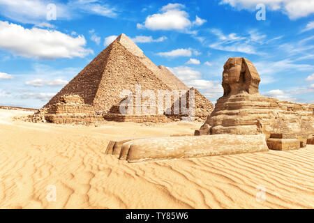 Blick auf die Große Sphinx und die Pyramiden in Gizeh. Stockfoto
