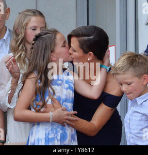 Schauspielerin Jennifer Garner ist durch ihre Kinder Violet Affleck, Seraphina Rose Elizabeth Affleck und Samuel Garner Affleck (L-R) während einer enthüllungsfeier Ihre Ehrung mit dem 2.641 st Stern auf dem Hollywood Walk of Fame in Los Angeles am 20. August 2018. Foto von Jim Ruymen/UPI Stockfoto