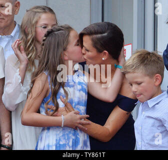 Schauspielerin Jennifer Garner ist durch ihre Kinder Violet Affleck, Seraphina Rose Elizabeth Affleck und Samuel Garner Affleck (L-R) während einer enthüllungsfeier Ihre Ehrung mit dem 2.641 st Stern auf dem Hollywood Walk of Fame in Los Angeles am 20. August 2018. Foto von Jim Ruymen/UPI Stockfoto