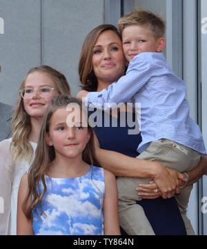 Schauspielerin Jennifer Garner ist durch ihre Kinder Violet Affleck, Seraphina Rose Elizabeth Affleck und Samuel Garner Affleck (L-R) während einer enthüllungsfeier Ihre Ehrung mit dem 2.641 st Stern auf dem Hollywood Walk of Fame in Los Angeles am 20. August 2018. Foto von Jim Ruymen/UPI Stockfoto