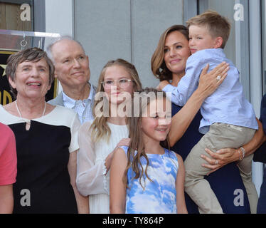 Schauspielerin Jennifer Garner ist durch ihre Kinder Violet Affleck, Seraphina Rose Elizabeth Affleck und Samuel Garner Affleck (L-R) und ihr Vater William John Garner und Mutter Patricia Ann Speicher während einer enthüllungsfeier Ihre Ehrung mit dem 2.641 st Stern auf dem Hollywood Walk of Fame in Los Angeles am 20. August 2018. Foto von Jim Ruymen/UPI Stockfoto