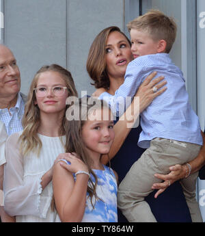 Schauspielerin Jennifer Garner ist durch ihre Kinder Violet Affleck, Seraphina Rose Elizabeth Affleck und Samuel Garner Affleck (L-R) während einer enthüllungsfeier Ihre Ehrung mit dem 2.641 st Stern auf dem Hollywood Walk of Fame in Los Angeles am 20. August 2018. Foto von Jim Ruymen/UPI Stockfoto